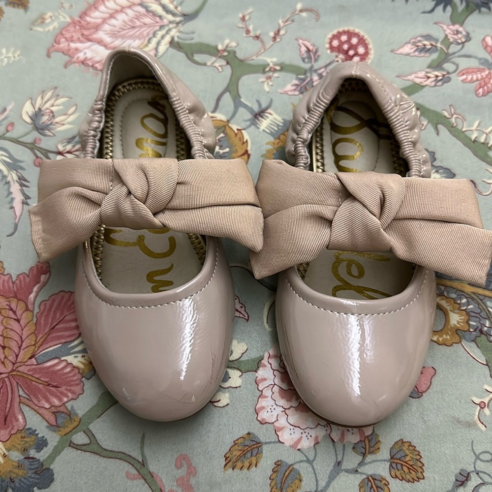 Kids ballet flat.